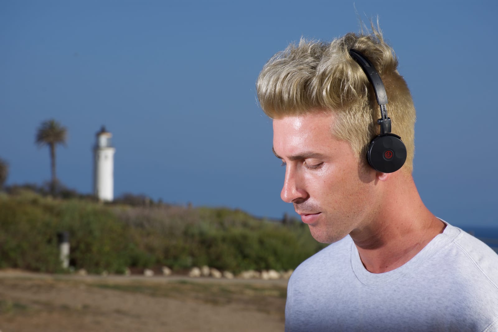 Detectorist using QUEST WireFree wireless audio in the field